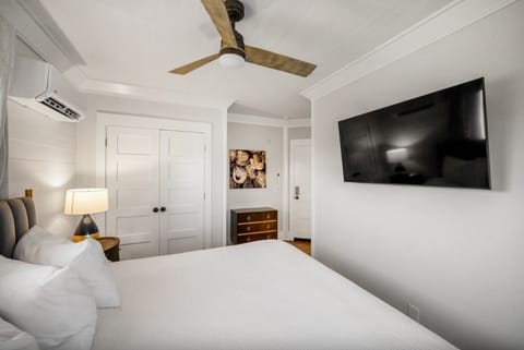 Unit with one king bed