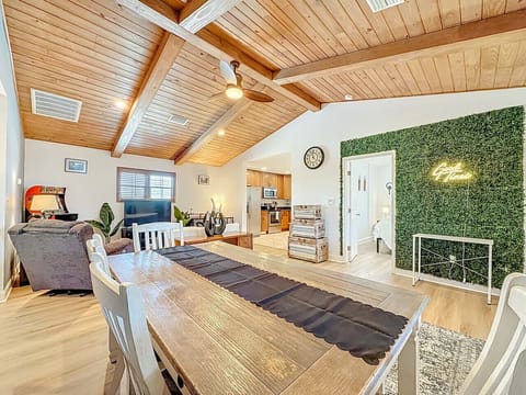 Open dining/living room w/ instagramable wall