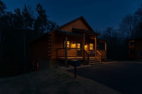 Whispering Woods – Luxury Pigeon Forge Cabin Exterior in Fiddlers Creek