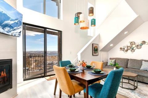 Enjoy meals with a view in your dining area, where floor-to-ceiling windows frame the stunning mountain landscape. MAS-2004