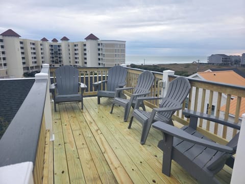 Newly renovated crow's nest with seating for 5 with ocean and sound views.