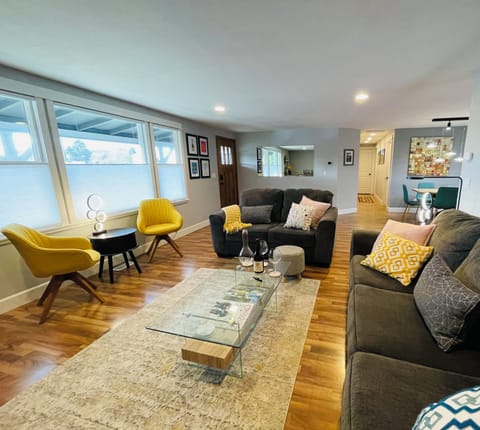 Comfortable living room • Seating for 7•   55" TV• Bose Sound Bar•Natural Light.