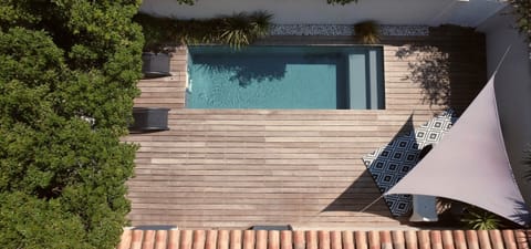 Piscine chauffée idéale pour un séjour relaxant en Provence