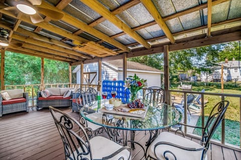 Screened Porch | Spacious Outdoor Lounge | Wicker Seating, Dining Area & Ceiling Fans