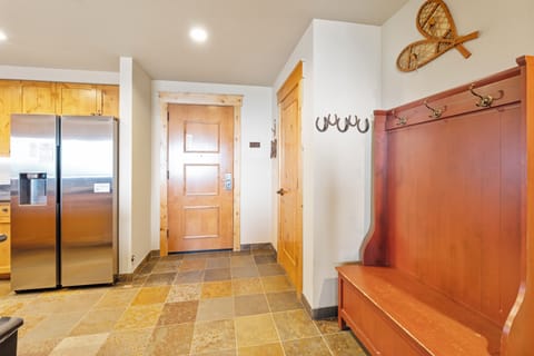 Plenty of room in the entranceway to get ready for your day of exploring. | Main Level