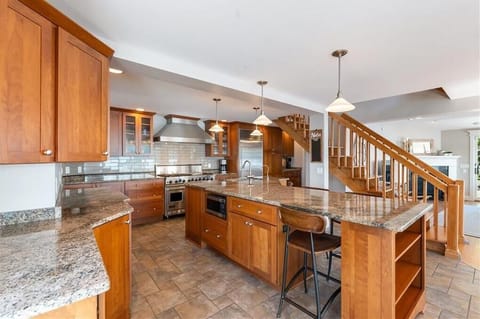 Open-Concept Kitchen with Oversized Island – Ideal for cooking and conversation.