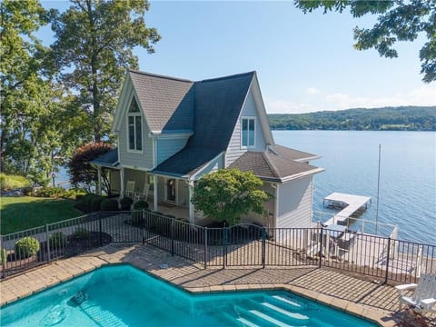 Lakeside Estate with Private Pool – Stunning architecture and panoramic water views.