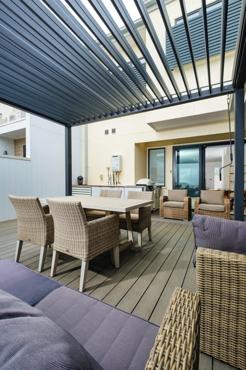 Outdoor dining & kitchen