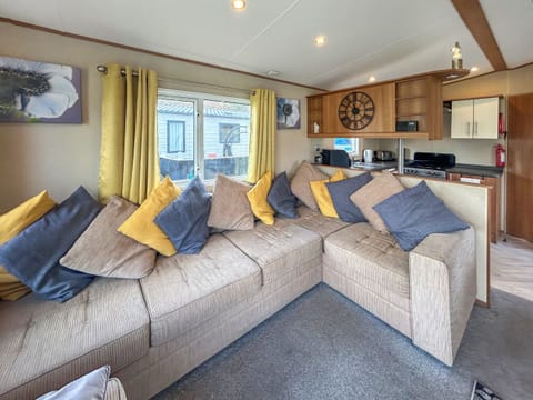 Open plan living space | 7 Burnham, Burnham-on-Sea