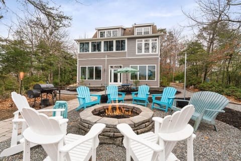Gather around the waterfront firepit as the sun sets over the river. Adirondack chairs, twinkle lights, and the crackle of a warm fire set the stage for s’mores, laughter, and starry-night memories at Sunset Point.