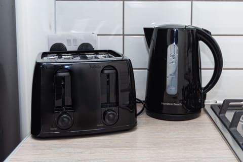 Kettle & Toaster – Essential Appliances for Easy Stays