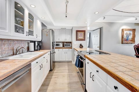 Harbor Towers – Bayfront Luxury with Pool & Tennis (5241)