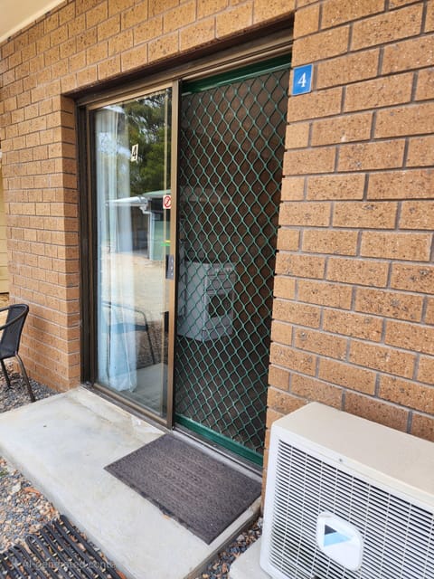 Cosy Nook Flat 4 - Step-free entrance, split system reverse cycle a/c