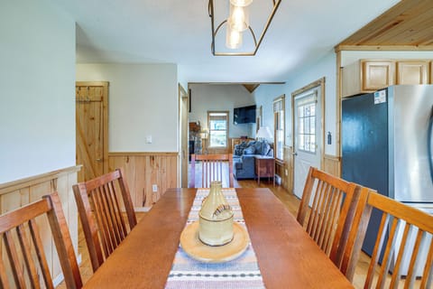 Dining Area | Dishware/Flatware Provided | 1st Floor