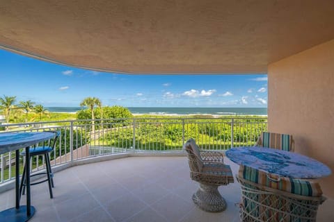 NE Corner wrap-around balcony