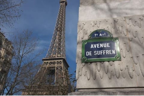 - 200 m from the Eiffel Tower
