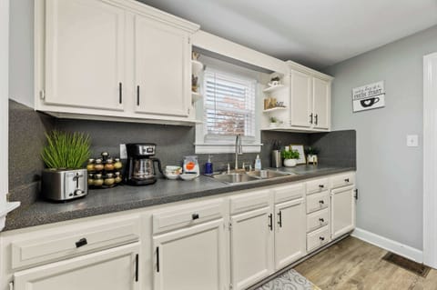 Kitchen: Fully equipped kitchen with all the essentials for cooking and dining in.