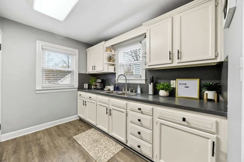 Kitchen: Fully equipped kitchen with all the essentials for cooking and dining in.