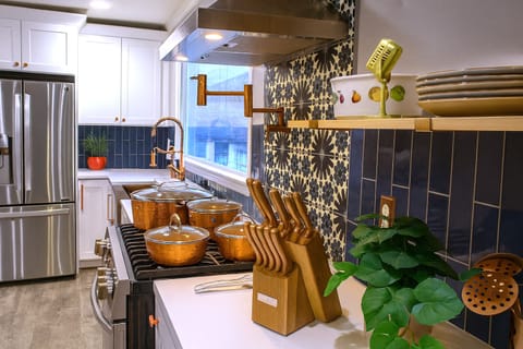 Beautiful & Fully stocked Kitchen, Waiting for you!!!