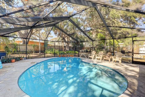 Heated Pool & Coffee Bar• 5-min to Madeira Beach House in Bay Pines