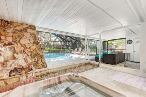 Heated Pool & Coffee Bar• 5-min to Madeira Beach House in Bay Pines
