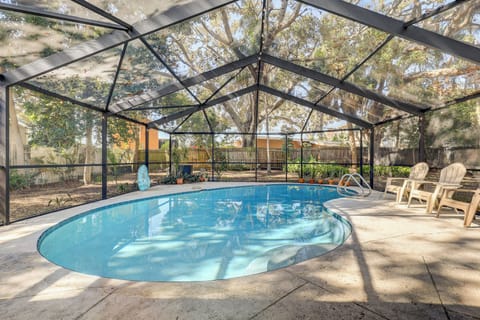 Heated Pool & Coffee Bar• 5-min to Madeira Beach House in Bay Pines