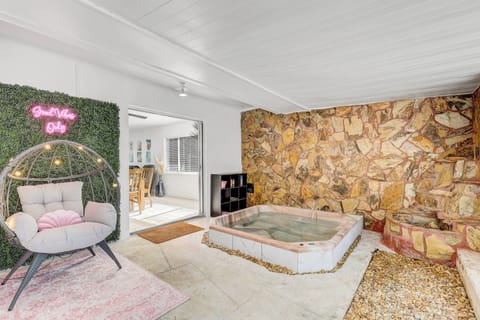 Heated Pool & Coffee Bar• 5-min to Madeira Beach House in Bay Pines