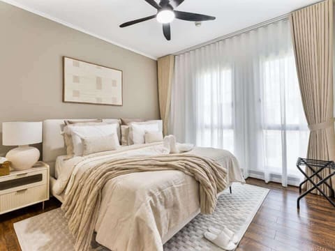 Cozy bedroom featuring a luxurious king-size bed with high-quality linens for a restful stay.