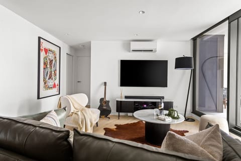A beautiful & luxurious interior. (Guitar is for photography/display purposes only.)