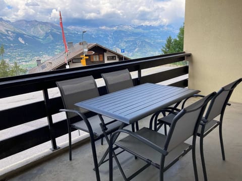 Terrace for up to 4 people