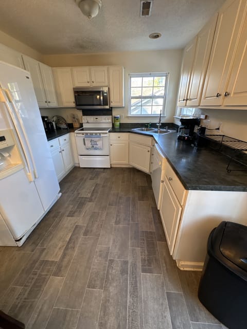 Full kitchen for cooking