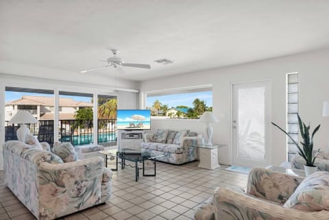 Keys Breeze 2 Bedroom / 2 Bath Half Duplex with Dockage & Cabana Club Membership House in Key Colony Beach