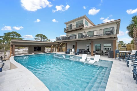 Villa Perdido - Heated Pool, spa, splash pad and swim up bar.