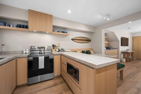 Fully Stocked & Ready for Your Recipes
From morning coffee to gourmet dinners, this kitchen has everything you need to feel at home.