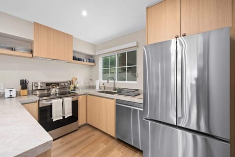 Enjoy the comfort and convenience of a stylish, fully equipped kitchen, perfect for home-cooked meals just minutes from La Jolla’s famous beaches.