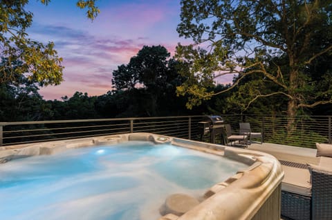 Modern Cabin and Hot Tub