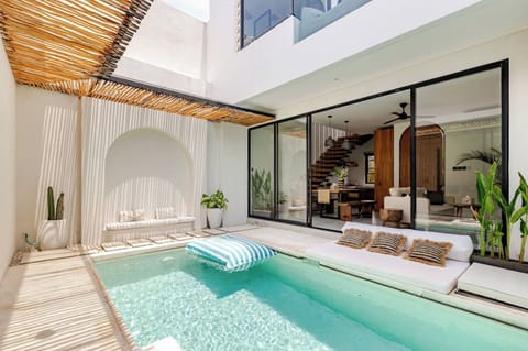 Relaxing pool sun-drenched from 11-3pm!