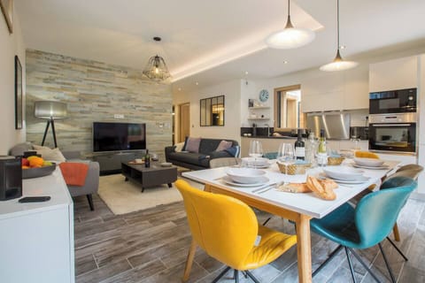 Open plan kitchen, dining & living area