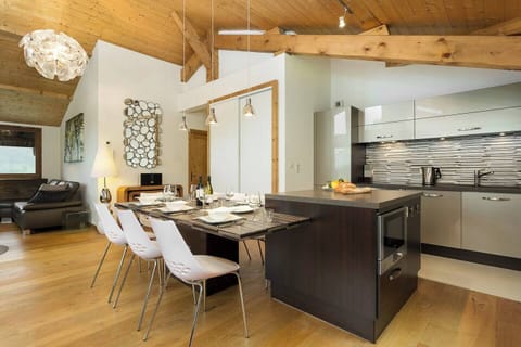 • Dining & fully fitted kitchen •