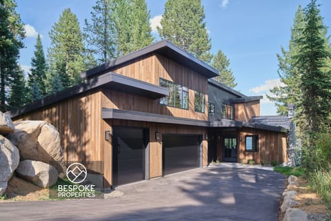 Ultimate Group Retreat! With accommodations for up to 19 guests, our spacious 6-bedroom, 5-bathroom property is perfect for family gatherings or friends' vacations. Every detail is crafted for comfort and enjoyment