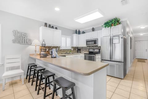 Eat-in kitchen bar seating