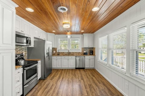 All modern appliances to make meal preparation a breeze.