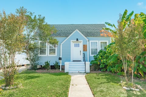Warm and inviting blue cottage perfect for a relaxing Galveston getaway