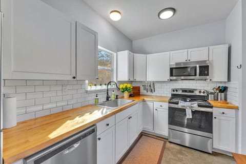 Bluebonnet Lodge full kitchen