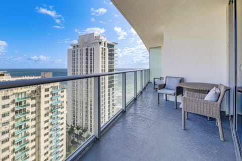 Hollywood Vacation Rental | 2BR | 2BA | Step-Free Entry | 1,129 Sq Ft