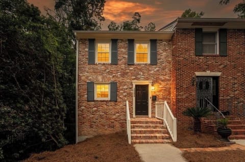 Welcoming Midtown townhouse entry, close to downtown, FSU, TMH, and restaurants.