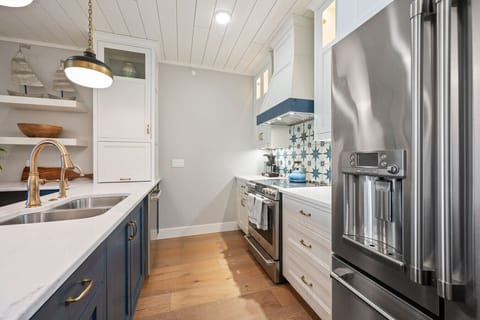 Kitchen Paradise: Modern design meets culinary fun with ocean-inspired decor and sleek appliances!