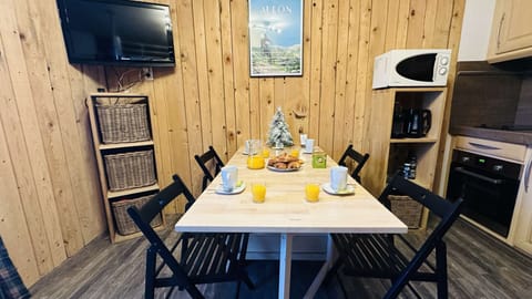 Whether there are two of you, four of you, family or friends, this spacious table is perfect for getting together, sharing a meal, or simply enjoying each other's company.