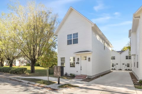 With Baum Walker Field just 1/2 mile away, you can catch all the thrilling Razorback baseball action or adventure out a little further to explore the vibrant U of A campus and downtown Fayetteville scene.