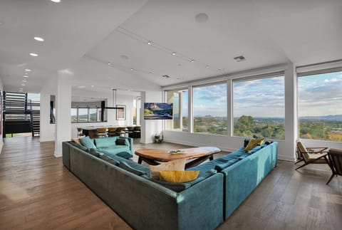 Elevate your escape. Vista-filled living for unforgettable moments.